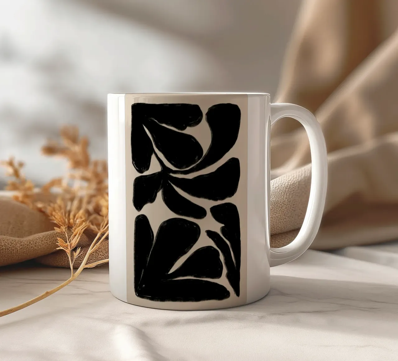 Abstrakte schwarze organische Formen Keramik Tasse von Melloi Art Print