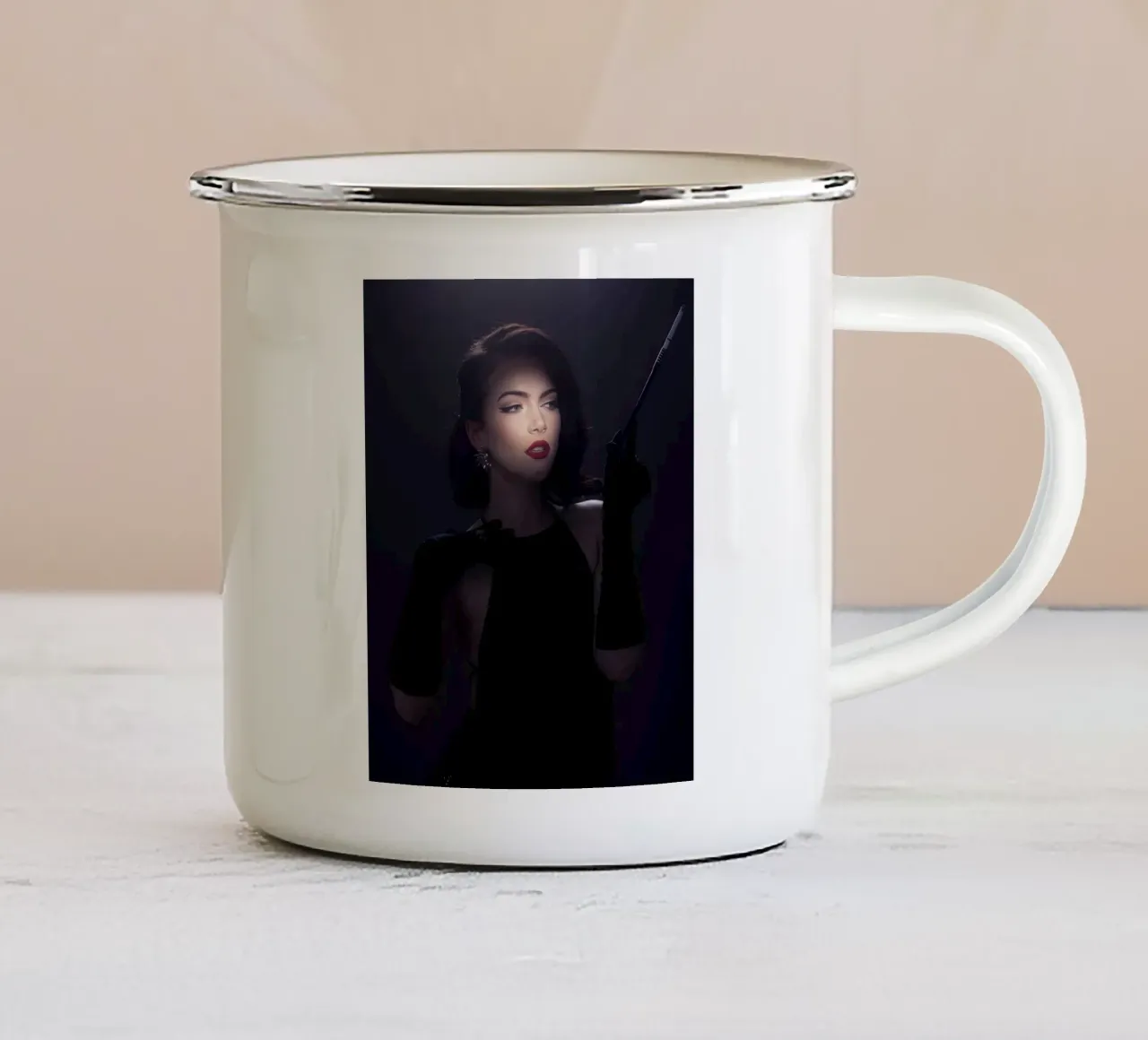 Belle donne tazza in smalto da Lorraine Mooore