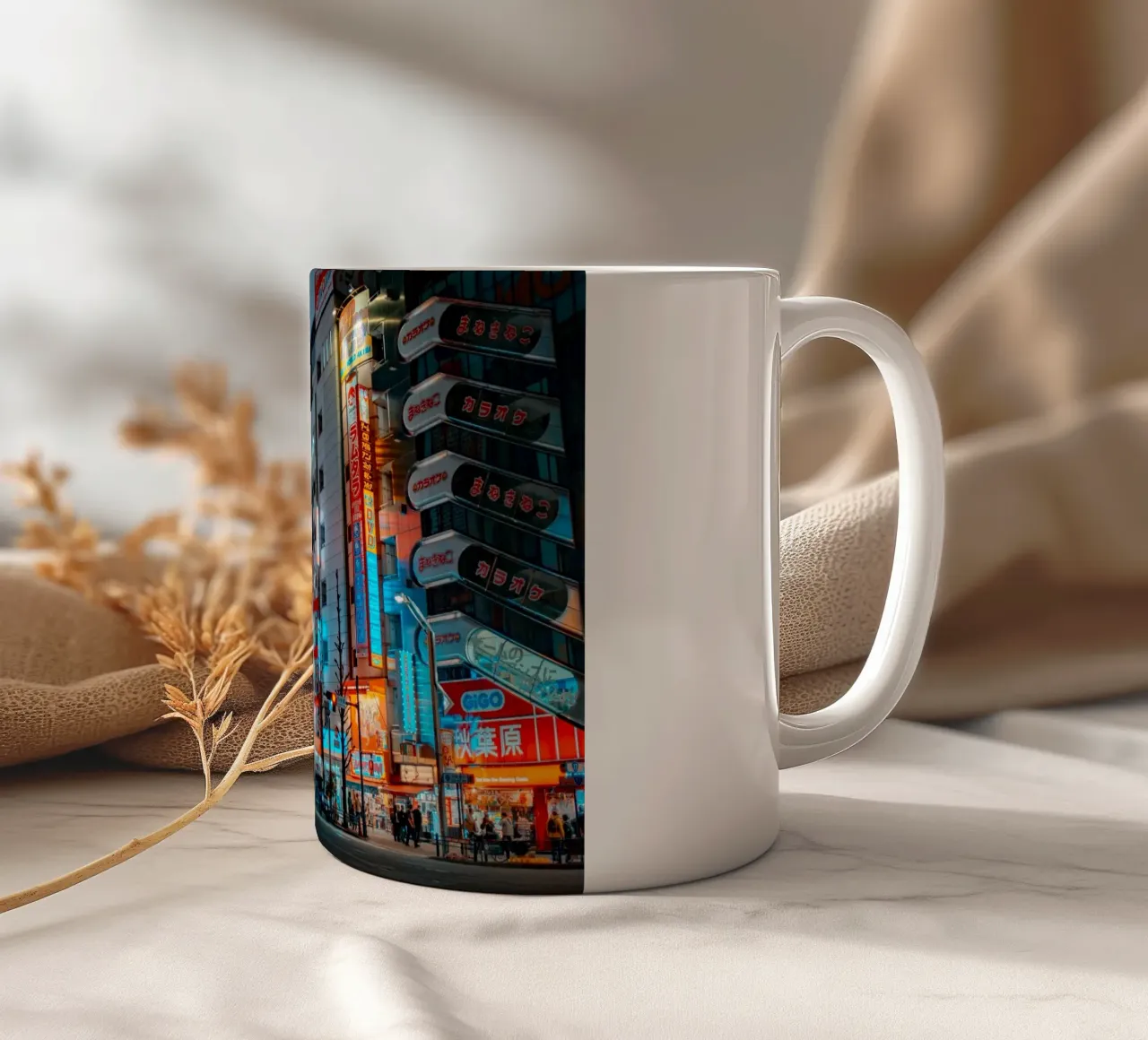 Luci al neon di Akihabara, Tokyo tazza in ceramica da Marcel Bisig