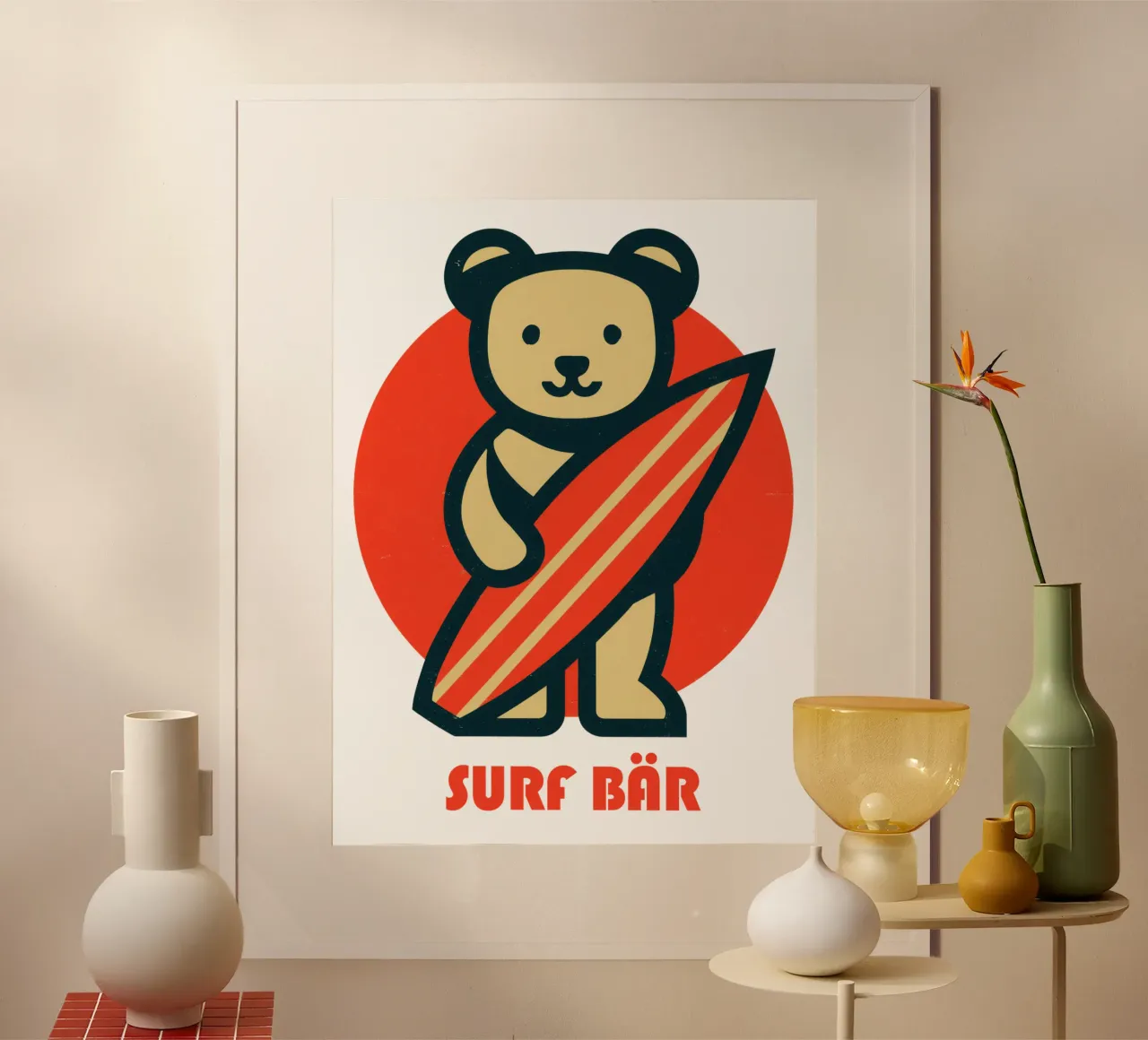 Orso da surf retrò con tavola da surf di fronte al tramonto poster con telaio in plastica da Autofocus