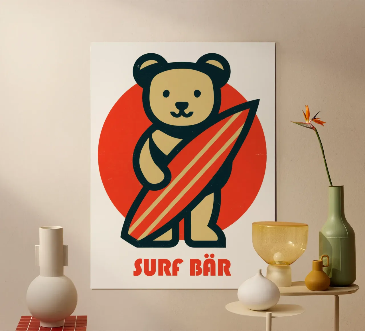 Orso da surf retrò con tavola da surf di fronte al tramonto poster con telaio in plastica da Autofocus