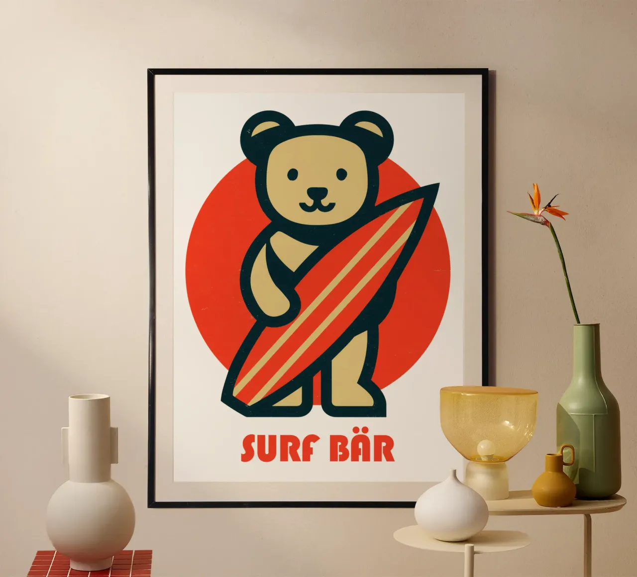 Orso da surf retrò con tavola da surf di fronte al tramonto poster con telaio in plastica da Autofocus