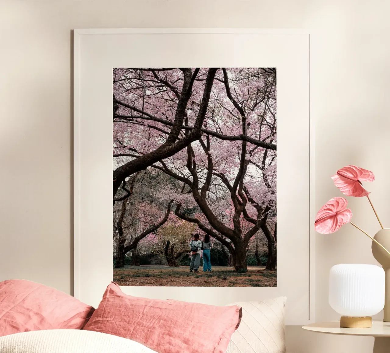 Fiori di ciliegio a Tokyo, Giappone poster con telaio in legno da Marcel Bisig