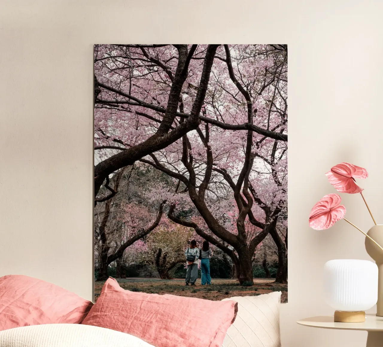 Fiori di ciliegio a Tokyo, Giappone poster con telaio in legno da Marcel Bisig