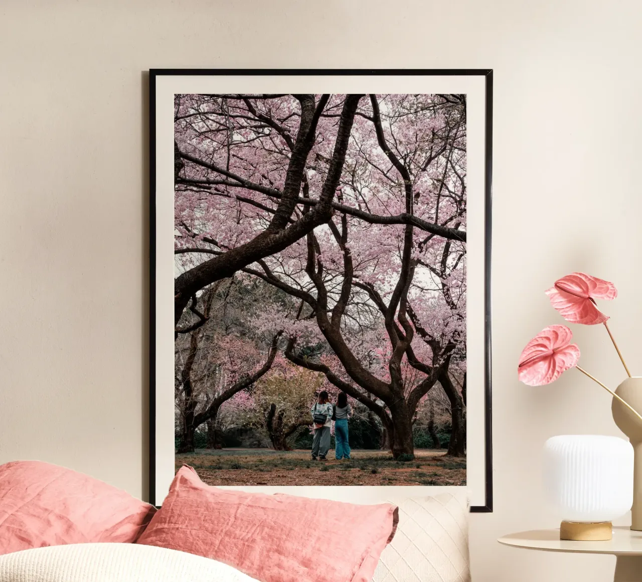 Fiori di ciliegio a Tokyo, Giappone poster con telaio in legno da Marcel Bisig
