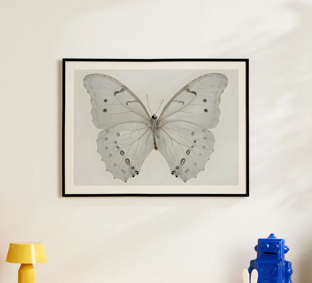 Weißer Morpho Schmetterling - Minimalistische entomologische Kunst Poster von ClubArt