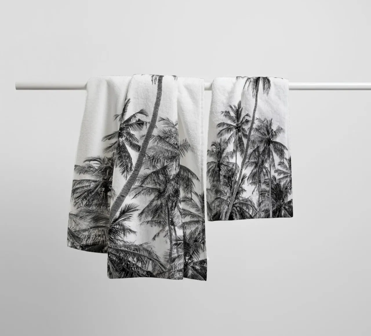 Palm trees on a tropical island asciugamano da bagno da photolovers