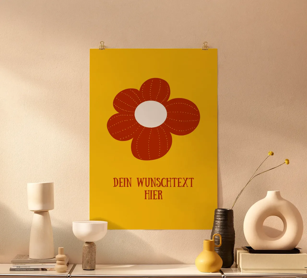 Retro Blume auf senfgelb mit Wunschtext poster con telaio in plastica da BAINAI