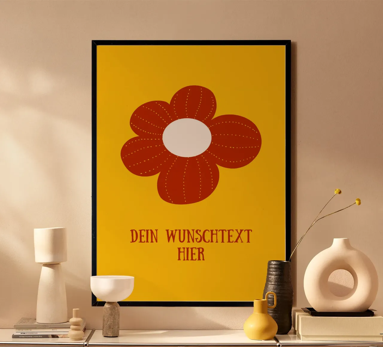 Retro Blume auf senfgelb mit Wunschtext poster con telaio in plastica da BAINAI