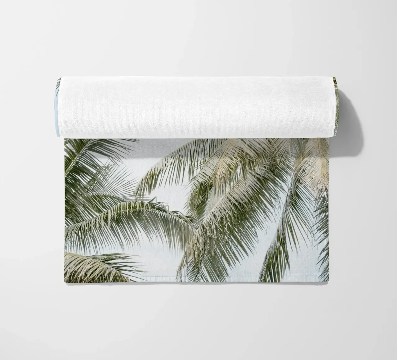Palm trees on the beach in Indonesia telo mare da photolovers