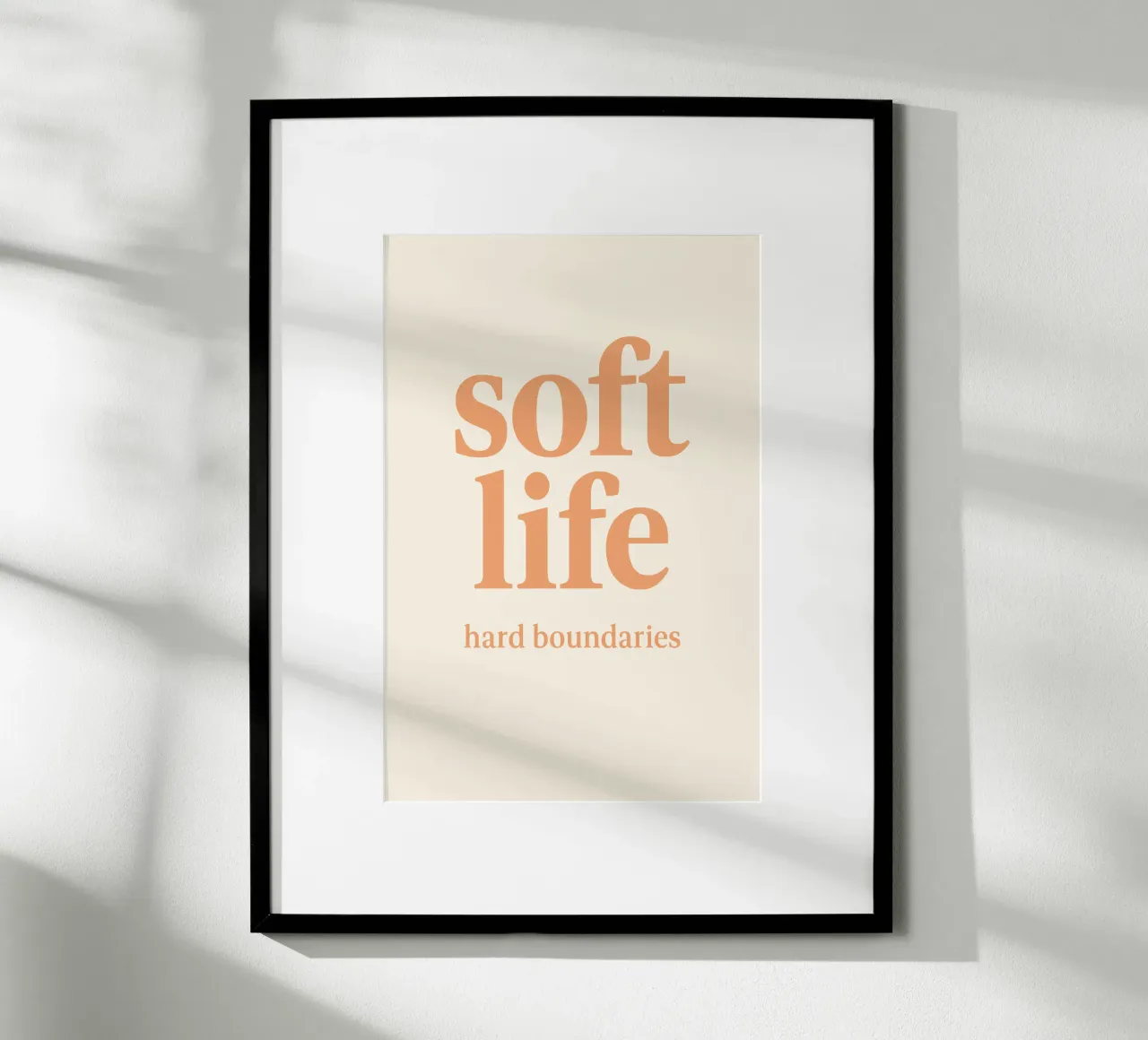 Une vie douce, des bords fermes poster avec cadre en plastique de QuooodZ by MooodzArt