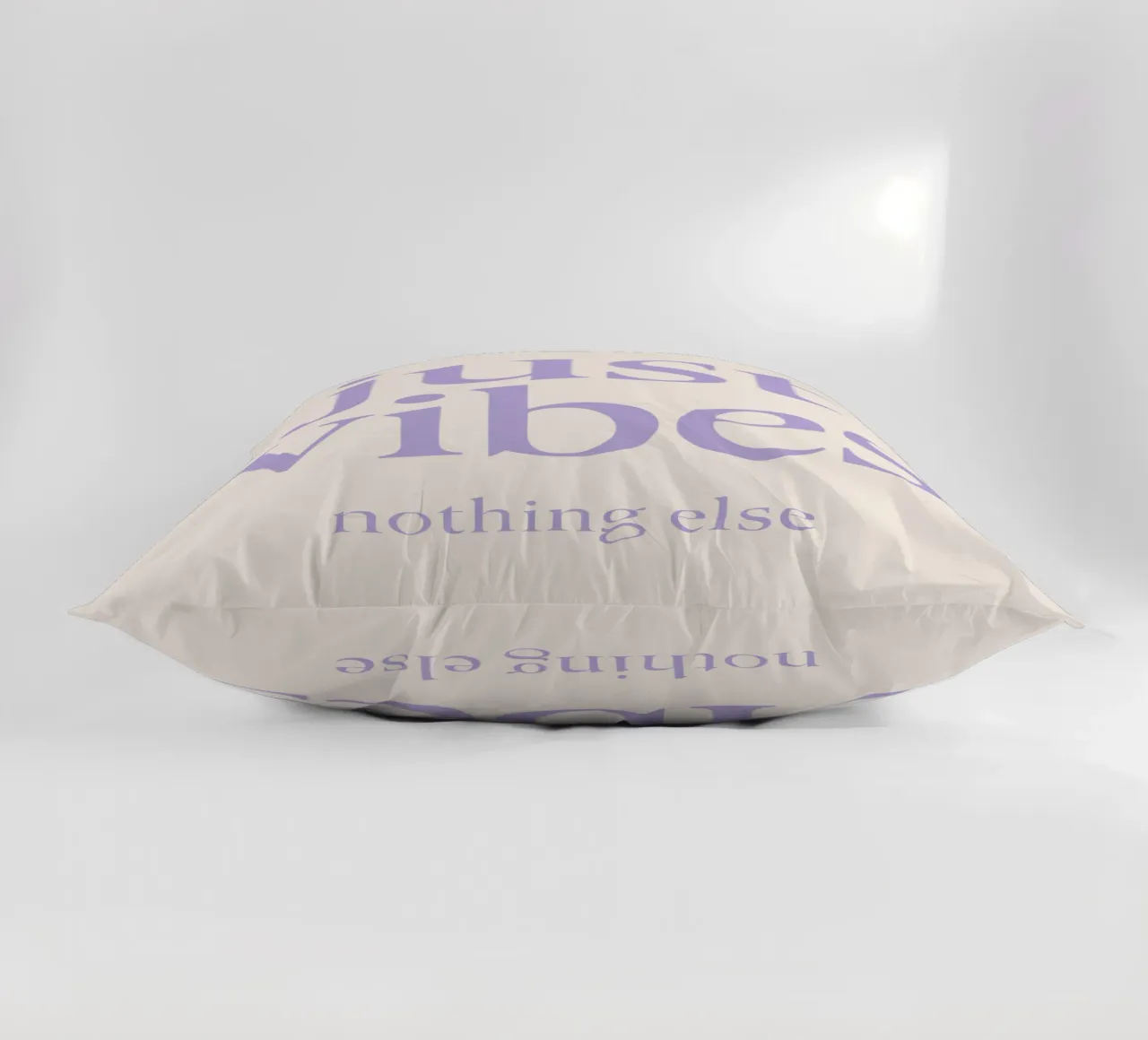 Nothing But Vibes cuscino da QuooodZ by MooodzArt