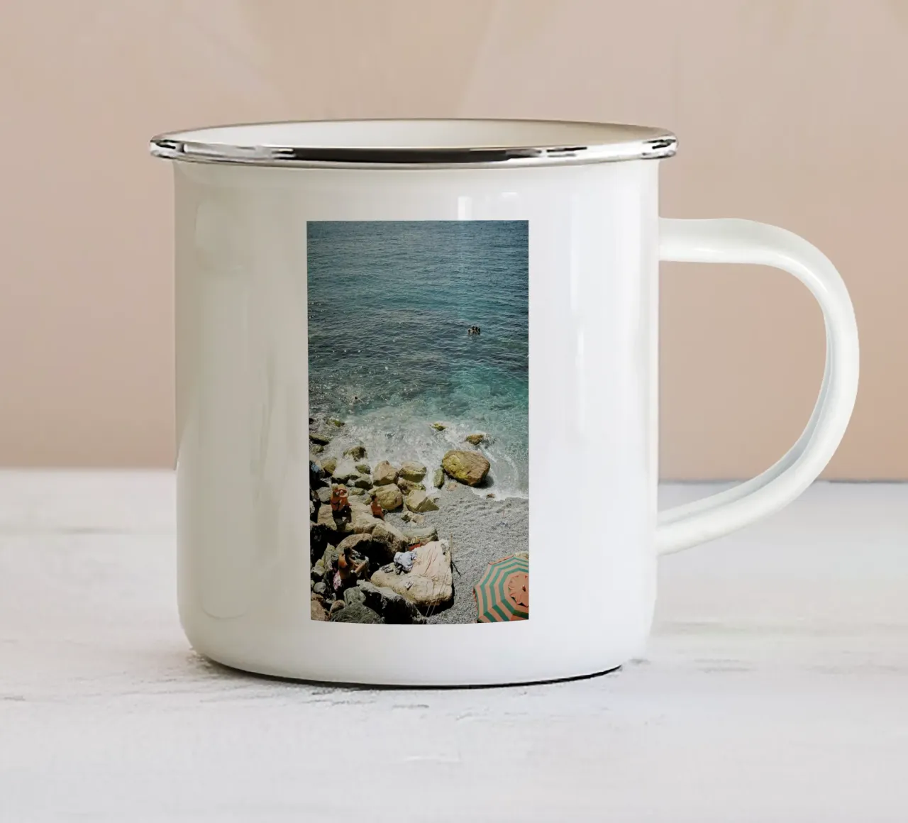 Tuscan Beach tazza in smalto da Chris Abatzis