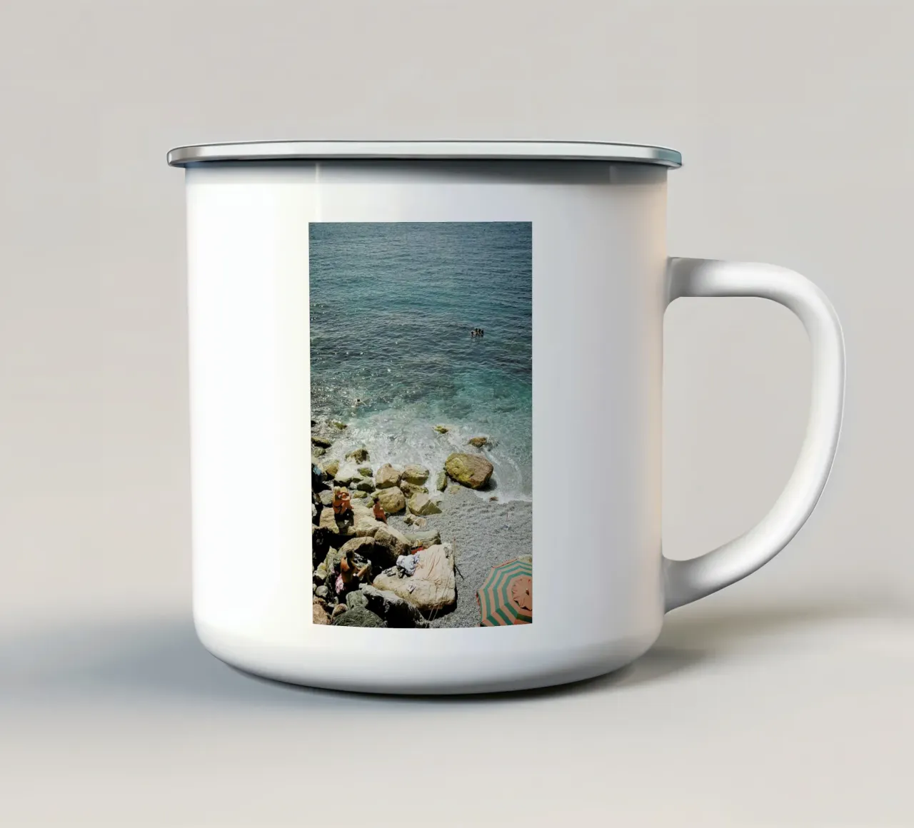 Tuscan Beach tazza in smalto da Chris Abatzis