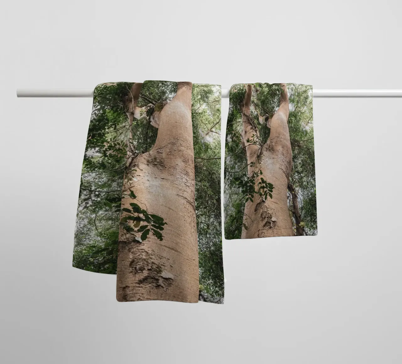 Giant tree in Uganda asciugamano da bagno da photolovers