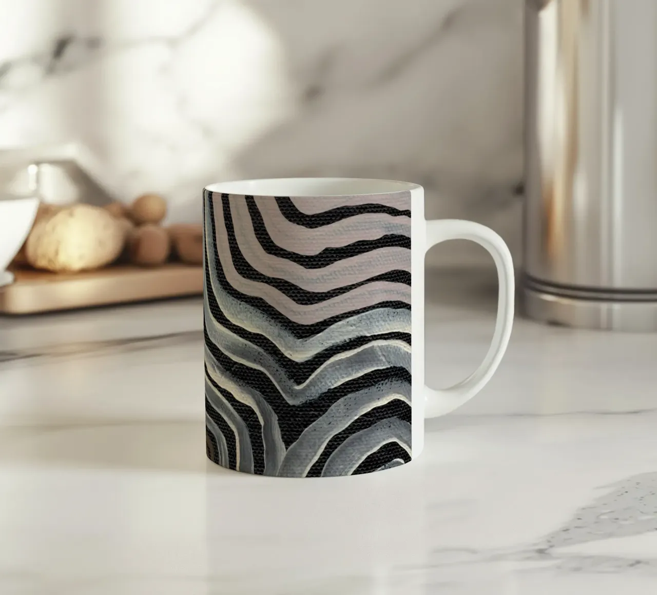 Irdene Rhythmische Linien Keramik Tasse von Nikitajariwala