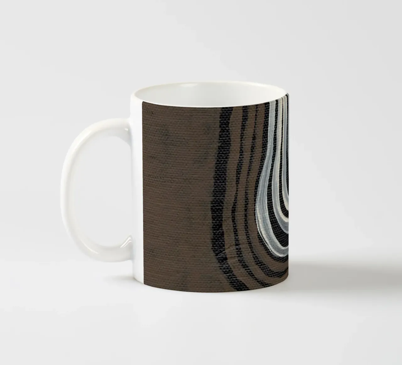 Irdene Rhythmische Linien Keramik Tasse von Nikitajariwala