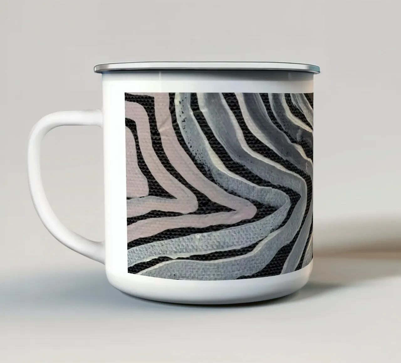 Irdene Rhythmische Linien Emaille Tasse von Nikitajariwala