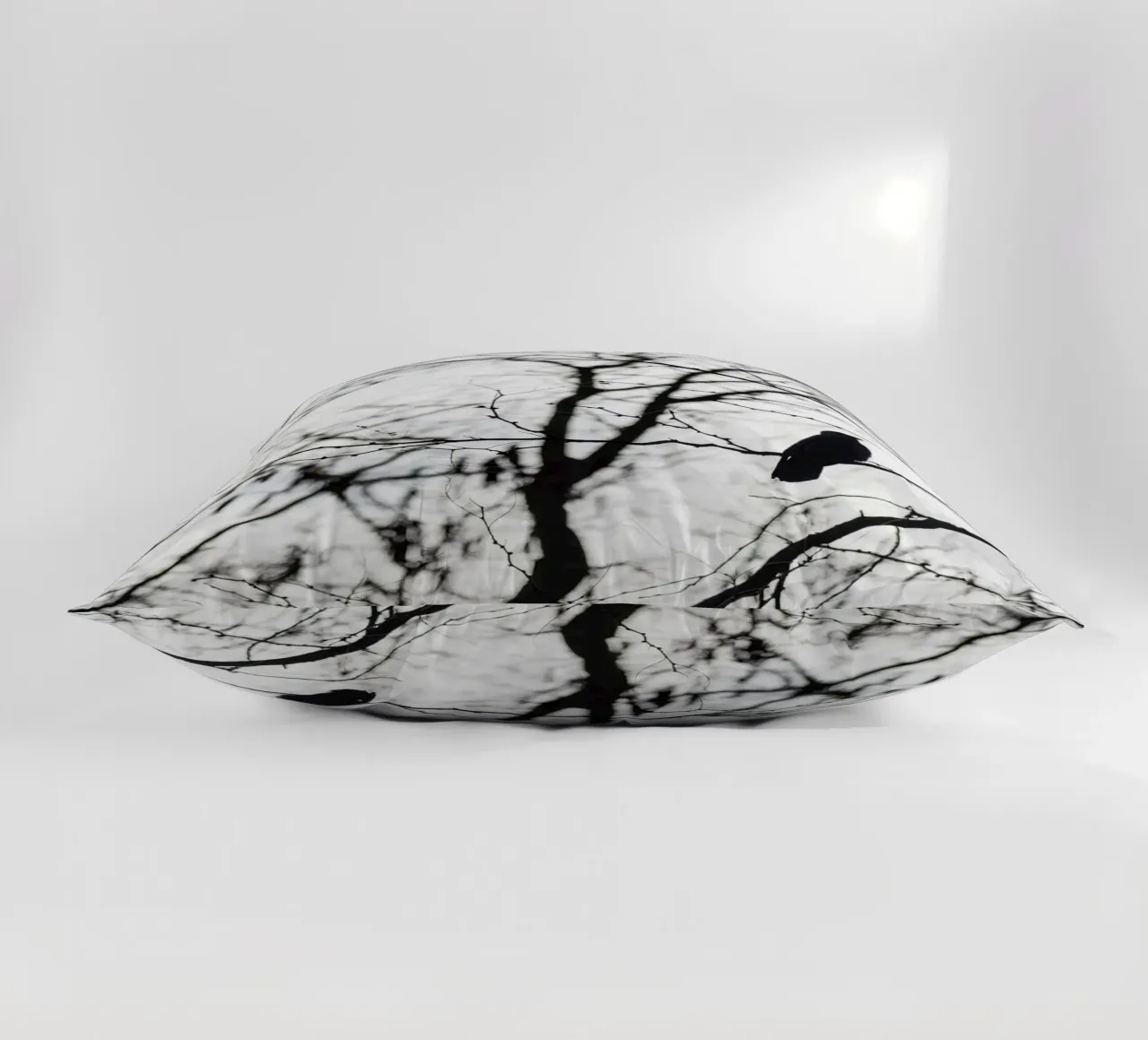 Bird in a tree cuscino da photolovers