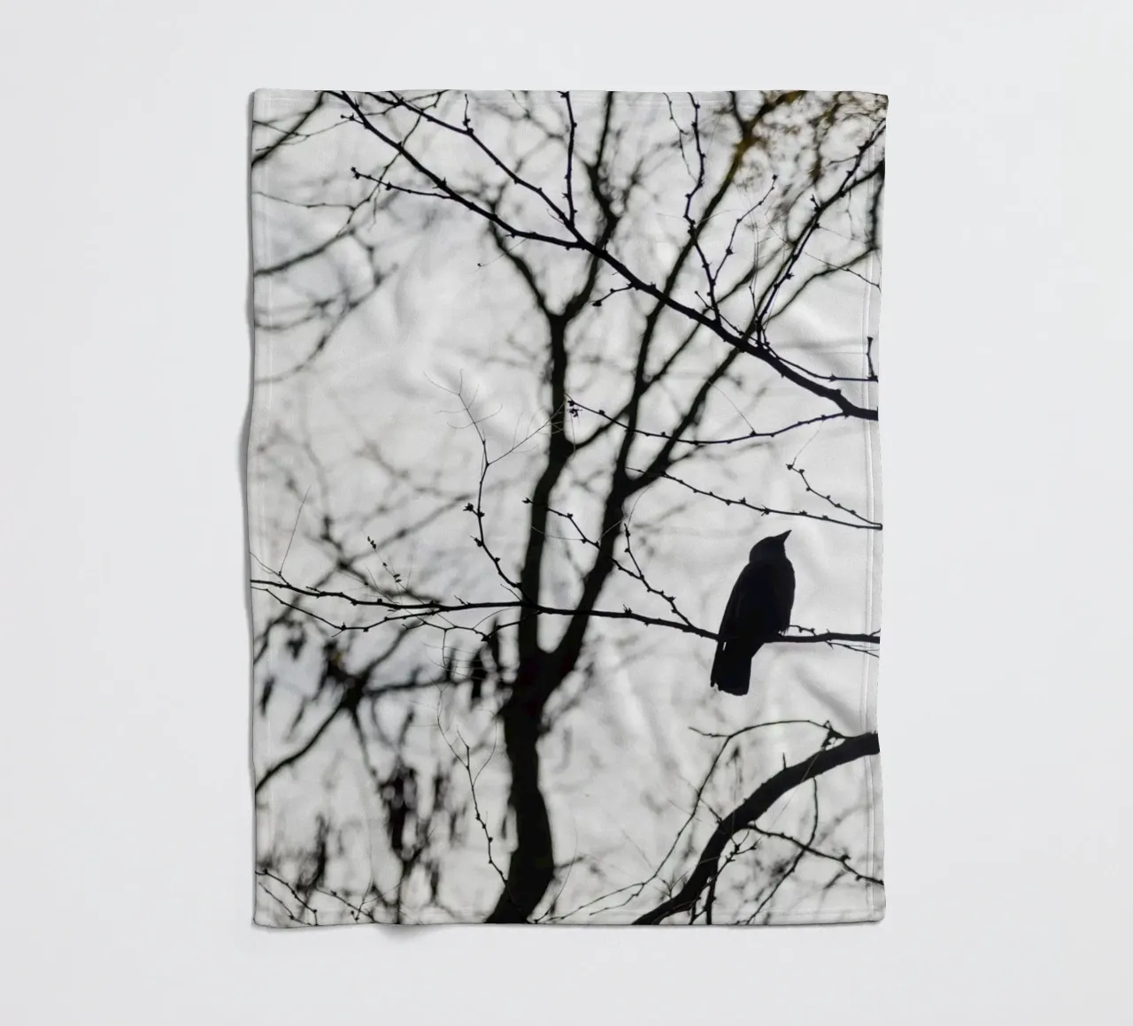 Bird in a tree Fleecedecke von photolovers