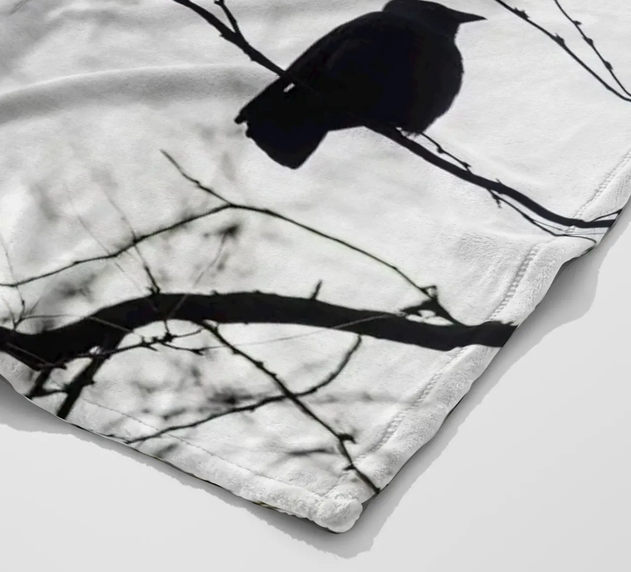 Bird in a tree Fleecedecke von photolovers