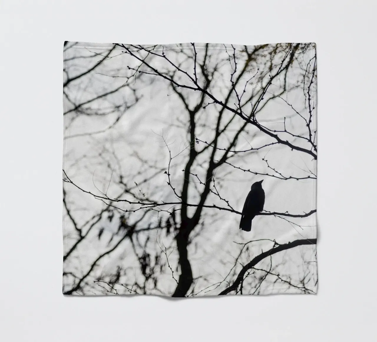 Bird in a tree Fleecedecke von photolovers