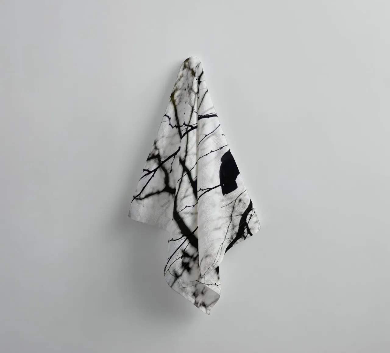 Bird in a tree Handtuch von photolovers