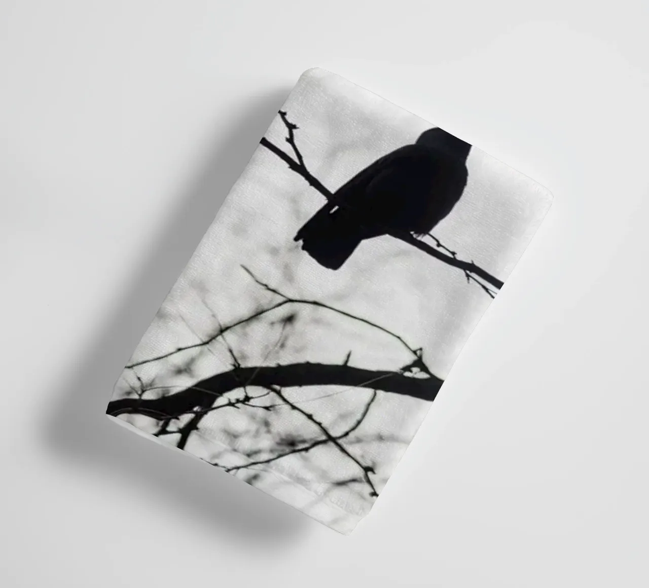 Bird in a tree Handtuch von photolovers