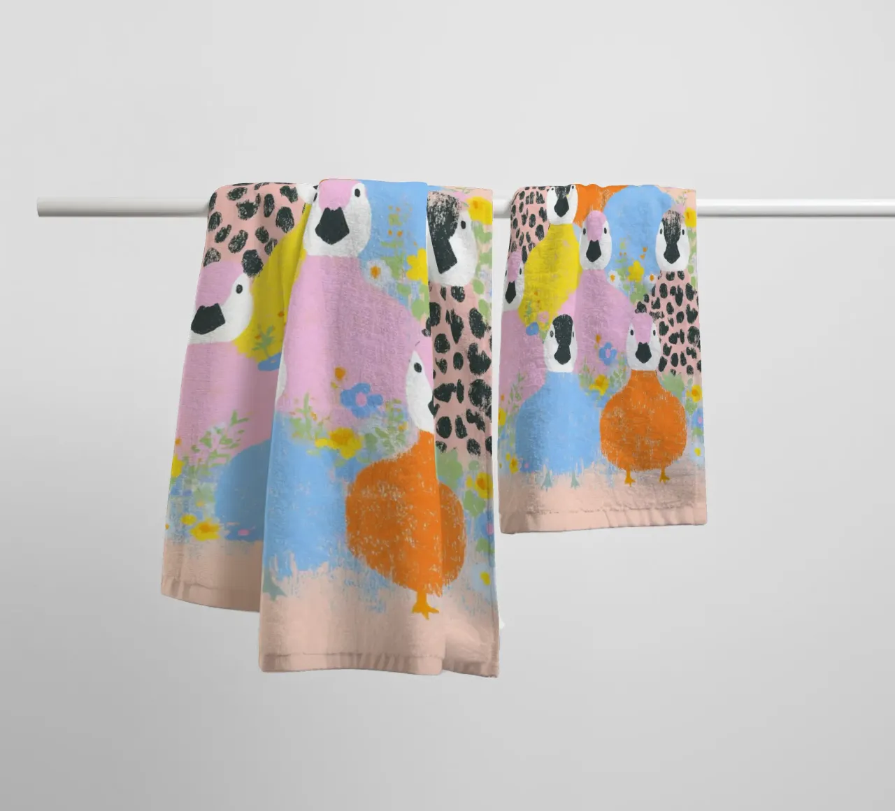 Fiori e divertimento con le anatre asciugamano da bagno da Carinaprint