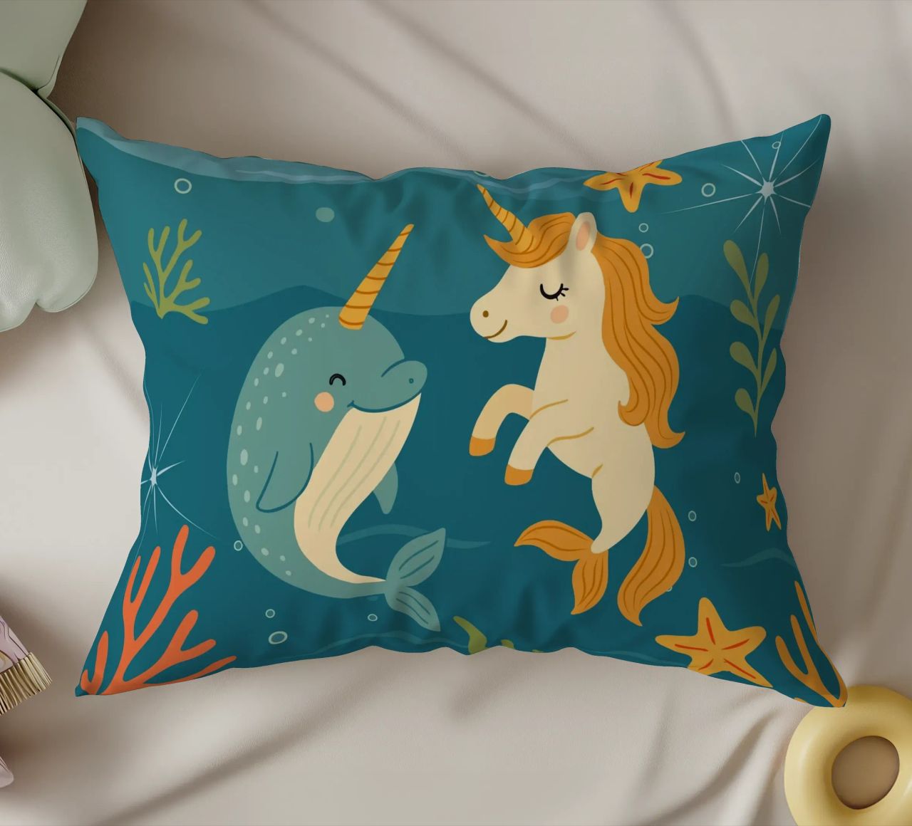 Une douce licorne des mers et un joyeux narval coussin de namosh