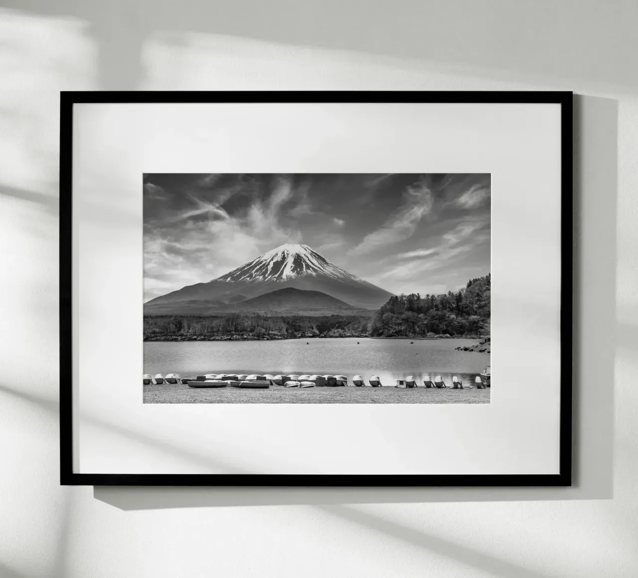 L'idilliaco lago Shoji con il maestoso monte Fuji | monocromo poster da Melanie Viola