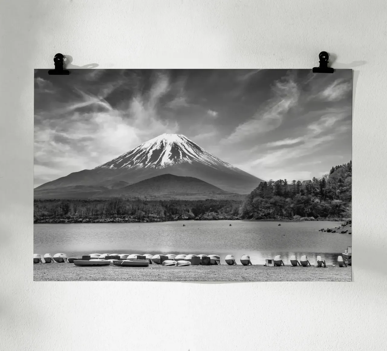 L'idilliaco lago Shoji con il maestoso monte Fuji | monocromo poster da Melanie Viola