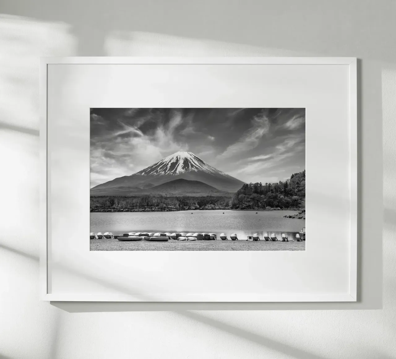 L'idilliaco lago Shoji con il maestoso monte Fuji | monocromo poster da Melanie Viola