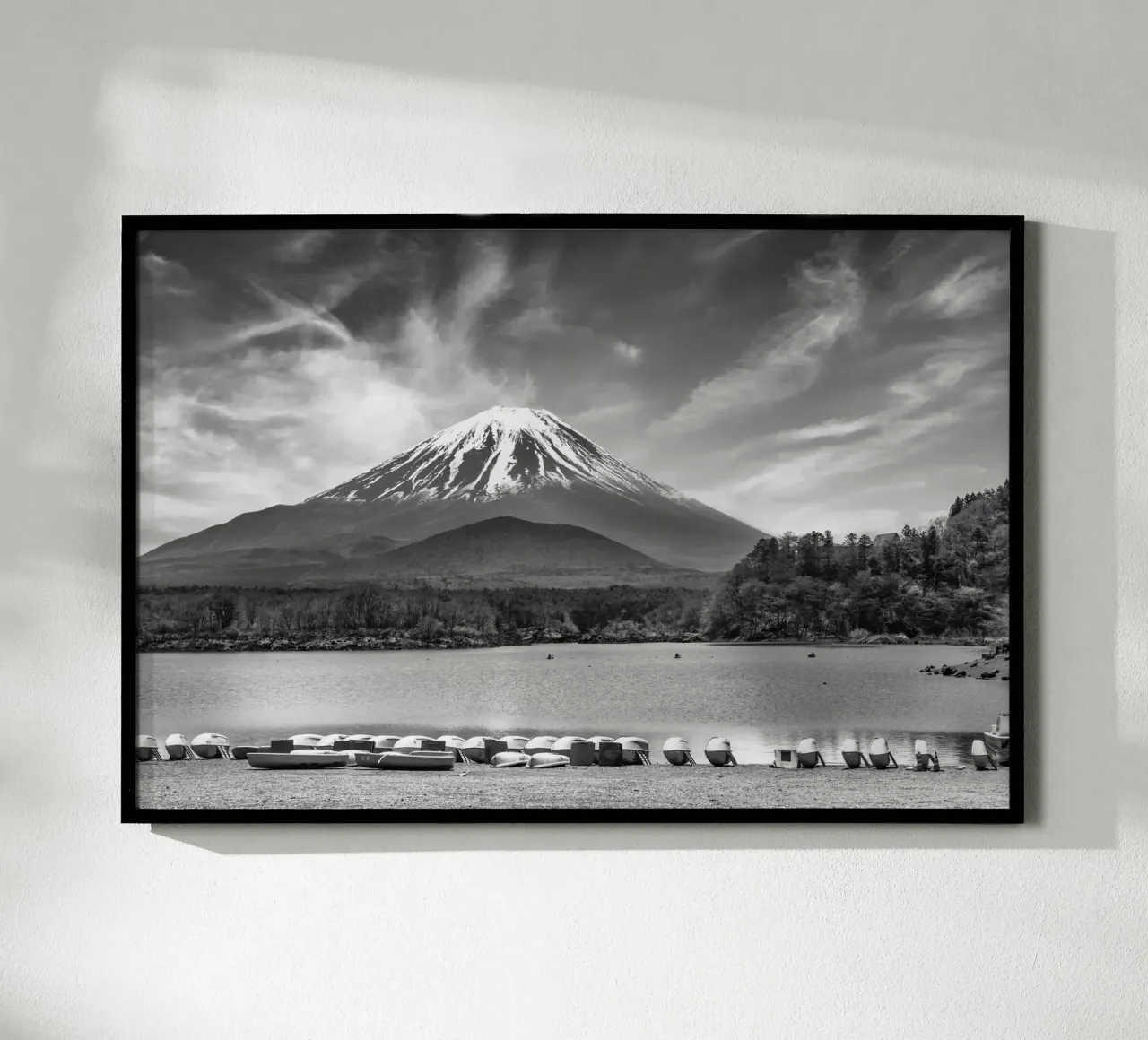 L'idilliaco lago Shoji con il maestoso monte Fuji | monocromo poster da Melanie Viola