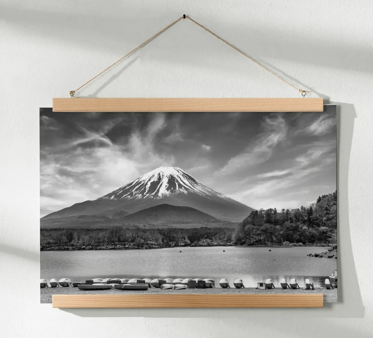 L'idilliaco lago Shoji con il maestoso monte Fuji | monocromo poster da Melanie Viola