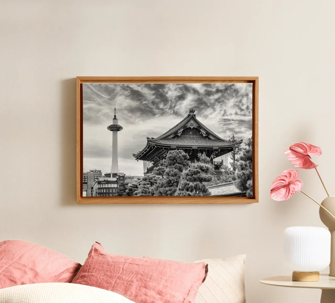 Higashi Hongan-ji Paste mit Kyoto Tower | monochrome tela da Melanie Viola