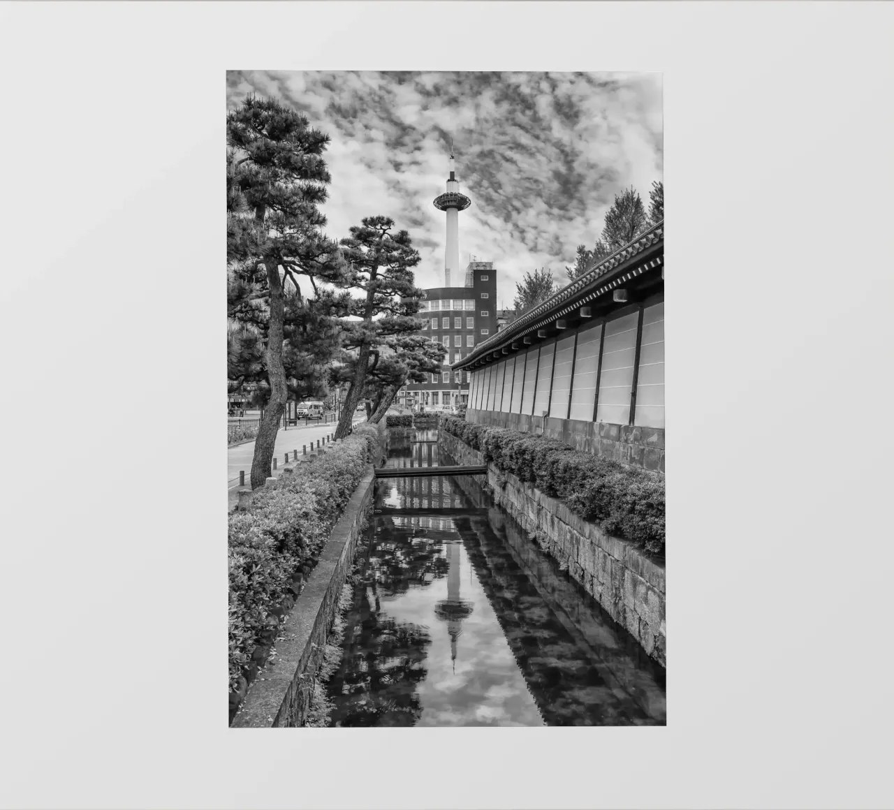 Torre di Kyoto - Riflesso nel fossato dell'Higashi Hongan-ji telo in pvc da Melanie Viola