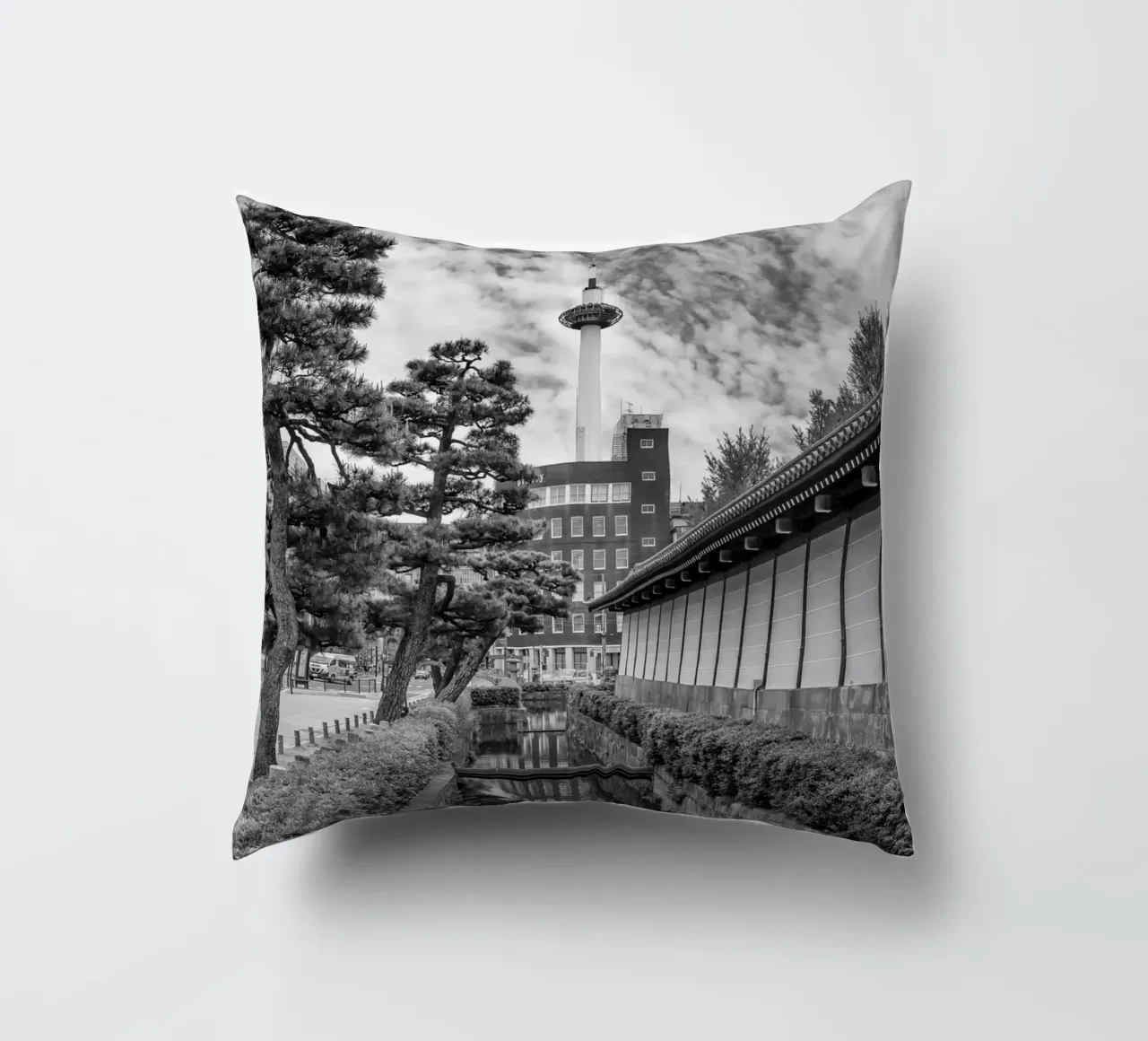 Torre di Kyoto - Riflesso nel fossato dell'Higashi Hongan-ji cuscino da Melanie Viola