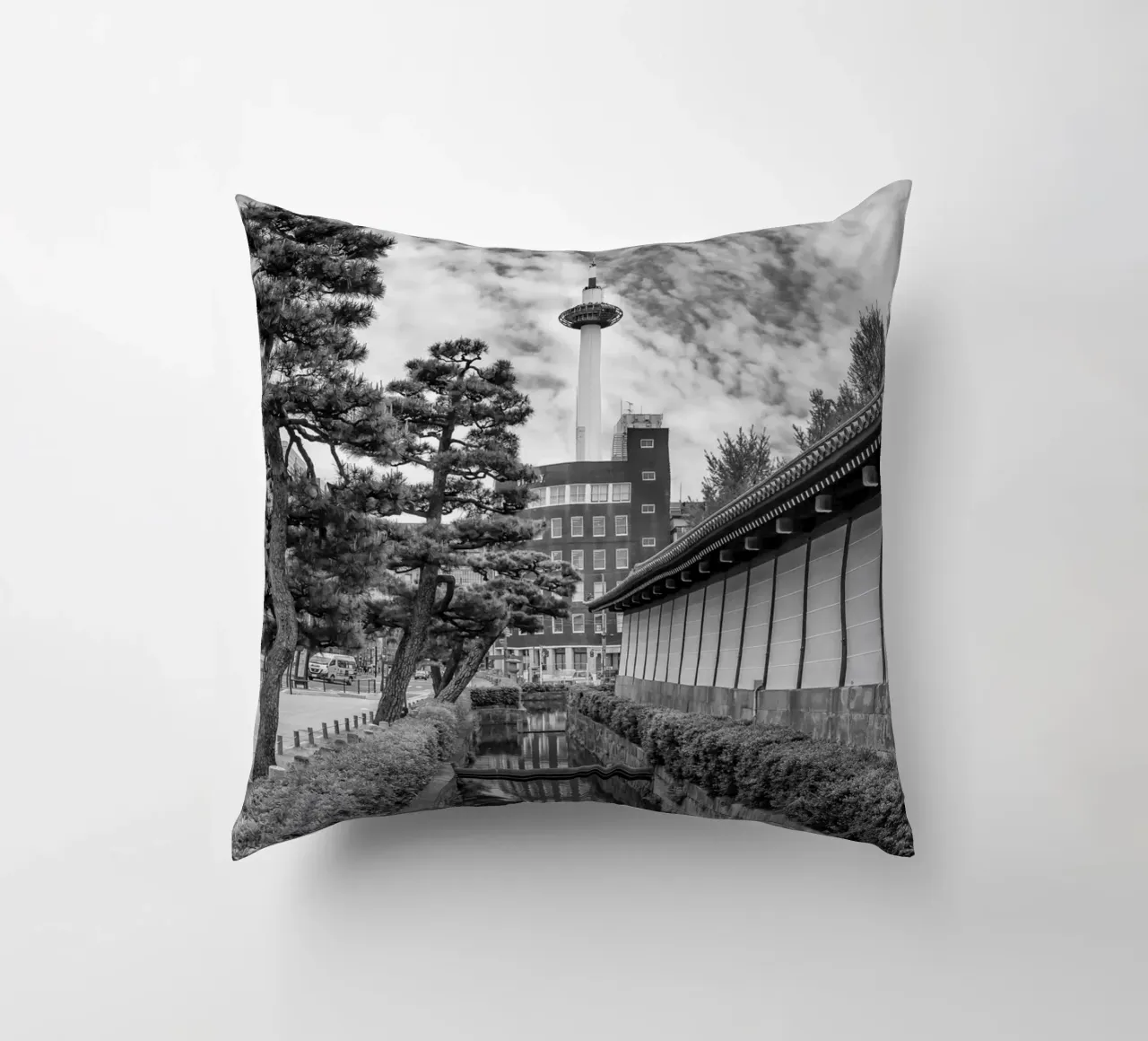 Torre di Kyoto - Riflesso nel fossato dell'Higashi Hongan-ji cuscino da Melanie Viola