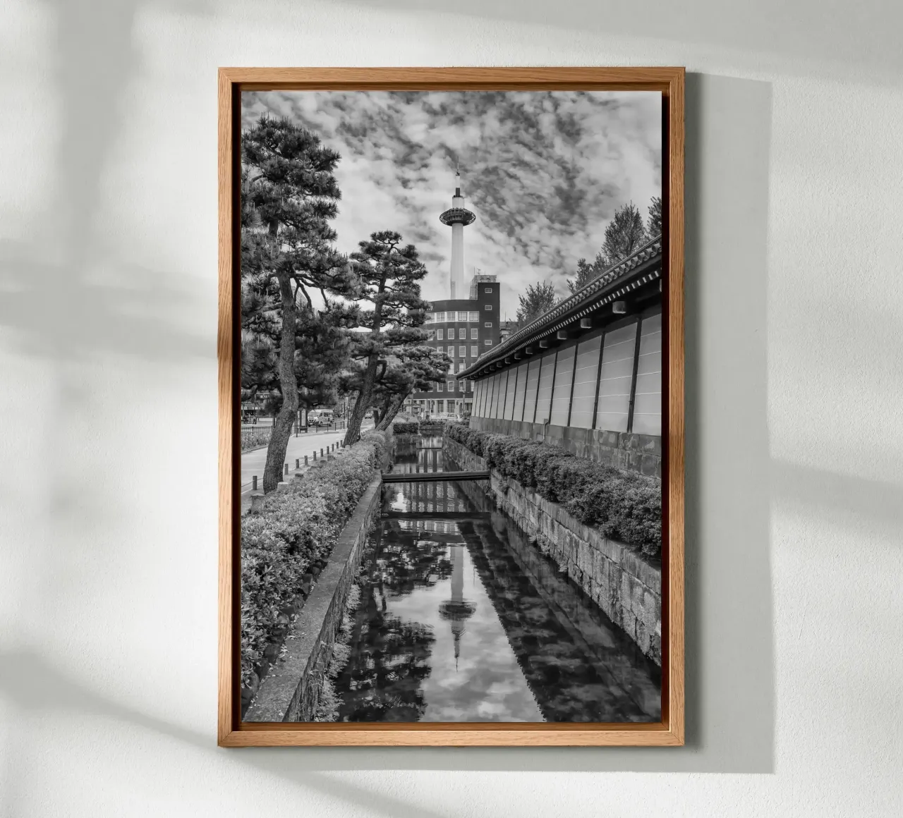 Torre di Kyoto - Riflesso nel fossato dell'Higashi Hongan-ji tela con Cornice a cassetta da Melanie Viola