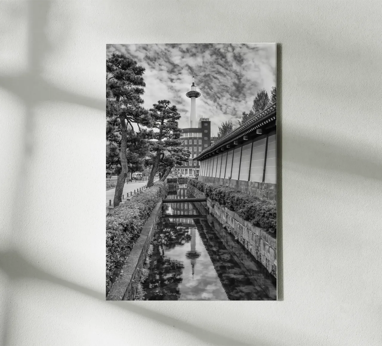 Torre di Kyoto - Riflesso nel fossato dell'Higashi Hongan-ji tela con Cornice a cassetta da Melanie Viola