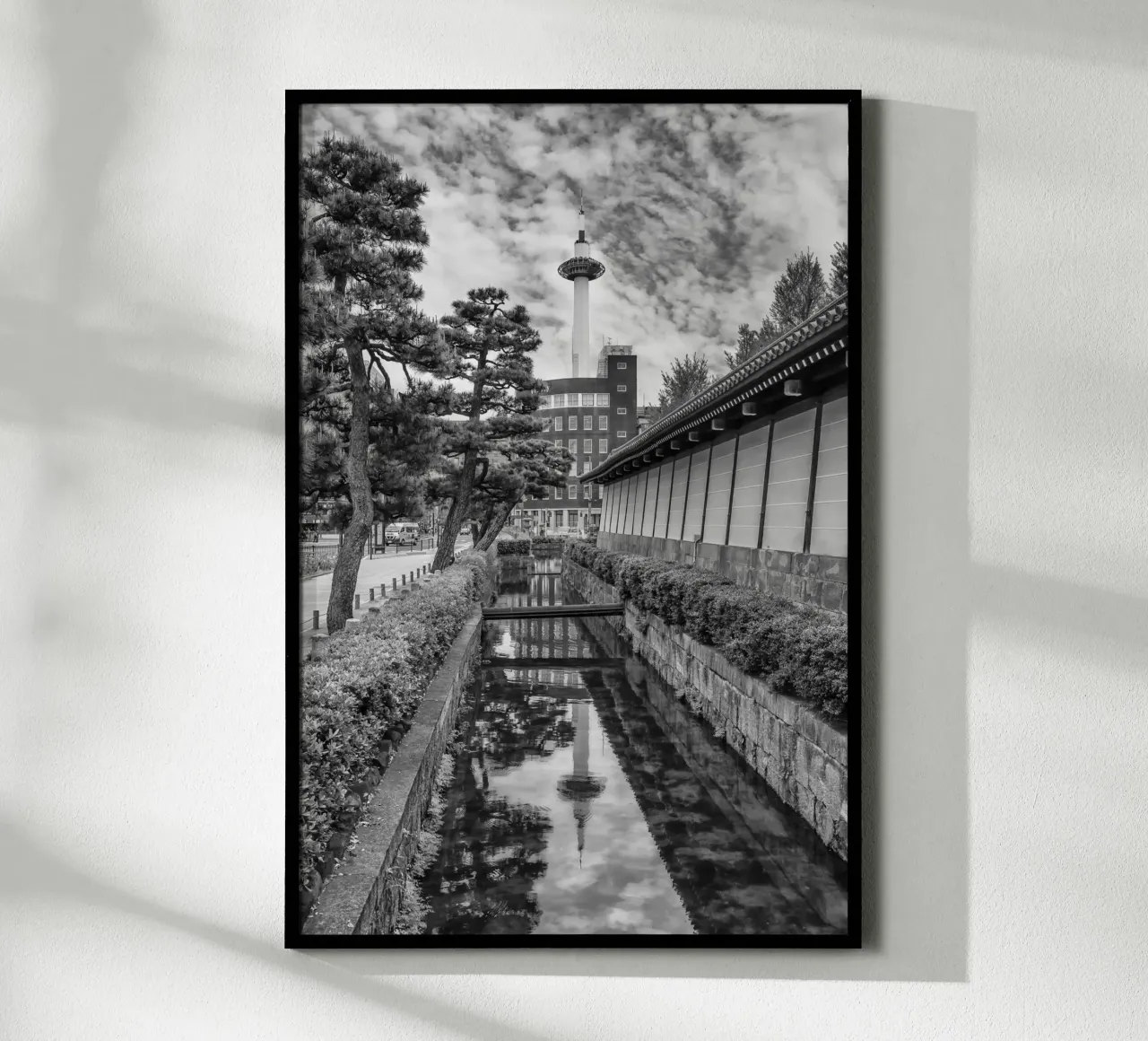 Torre di Kyoto - Riflesso nel fossato dell'Higashi Hongan-ji poster da Melanie Viola