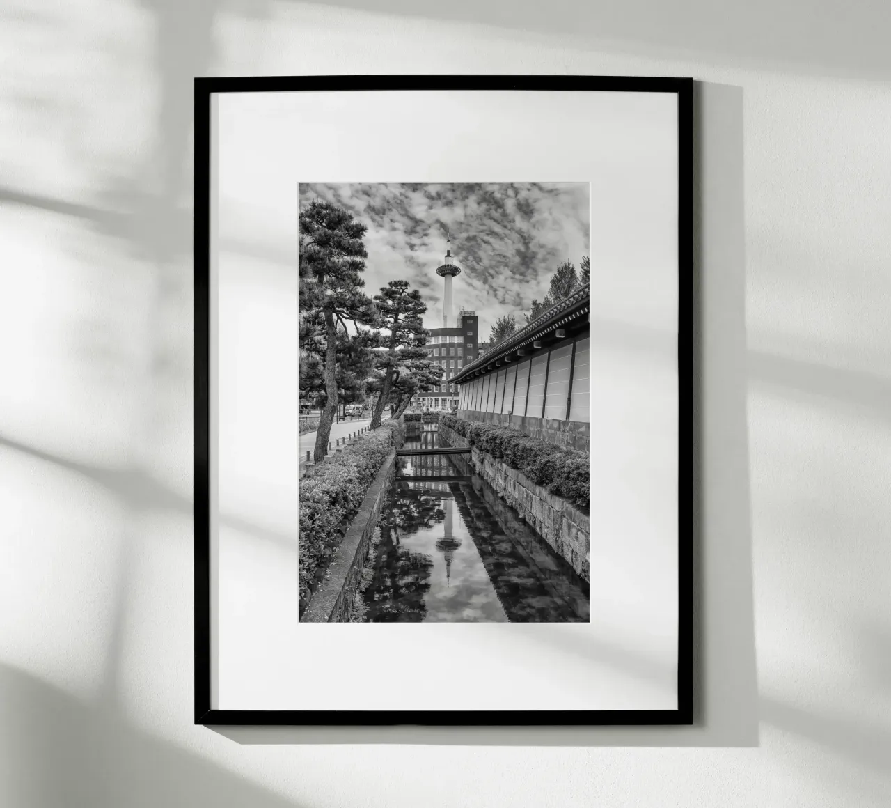 Torre di Kyoto - Riflesso nel fossato dell'Higashi Hongan-ji poster da Melanie Viola