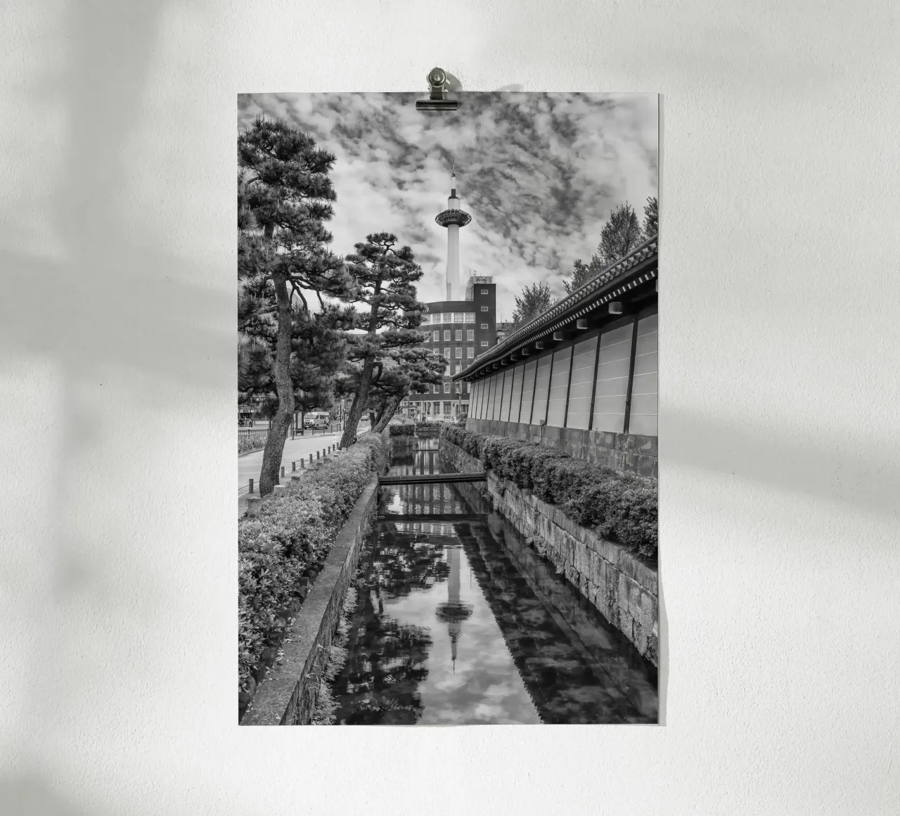Torre di Kyoto - Riflesso nel fossato dell'Higashi Hongan-ji poster da Melanie Viola
