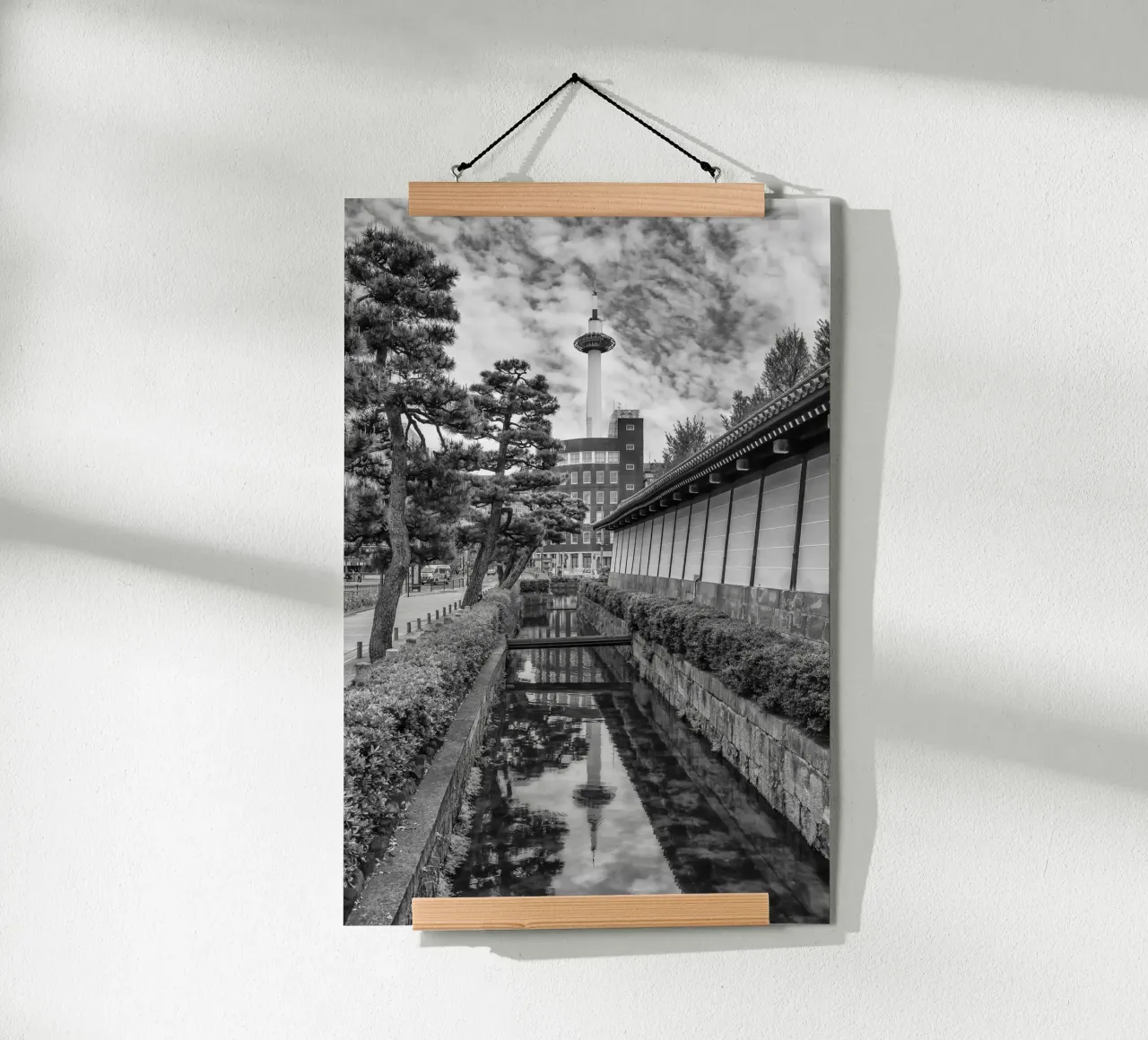 Torre di Kyoto - Riflesso nel fossato dell'Higashi Hongan-ji poster da Melanie Viola