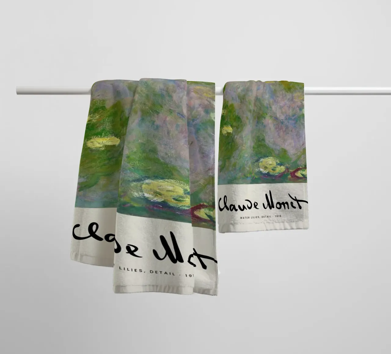 Monet – Signed Water Lilies asciugamano da bagno da Vintage by JUNIQE