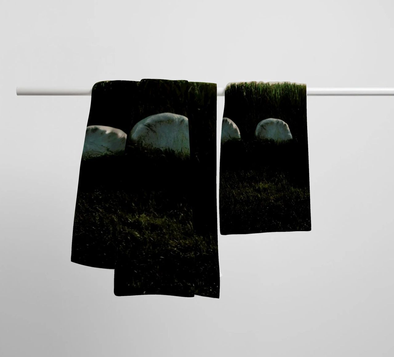 Analog Series Fields At Sundown asciugamano da bagno da Sebastian Hilgetag
