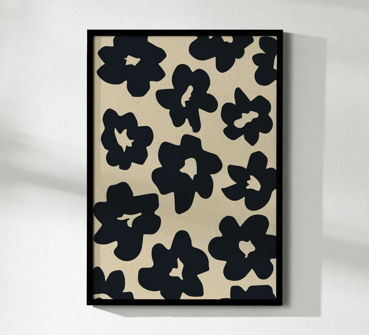 Minimalistische Florale Abstracte Print - Zwart & Beige Esthetiek poster met houten frame van ClubArt