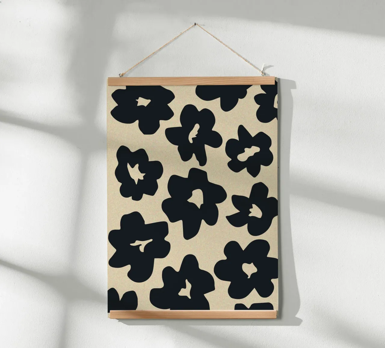 Minimalistische Florale Abstracte Print - Zwart & Beige Esthetiek poster met houten frame van ClubArt