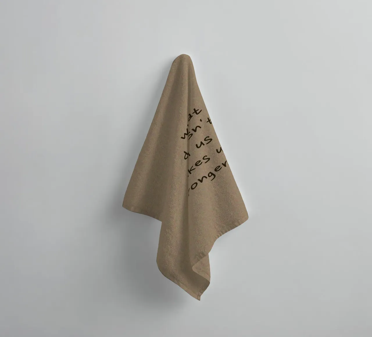 "What Doesn't Kill Us..." - Motivierender Text Kunstdruck Handtuch von ClubArt